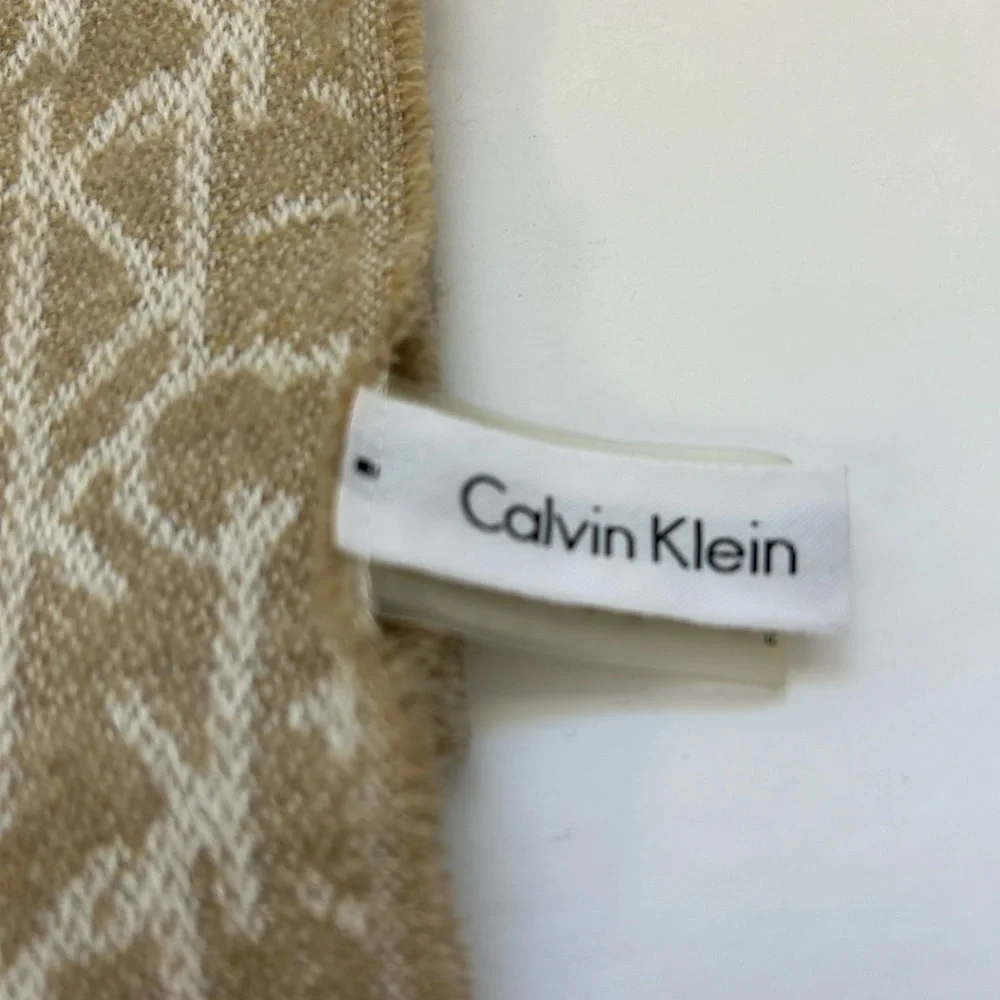 Calvin Klein Signature & solid boarder scarf/ NWOT / beige n cream